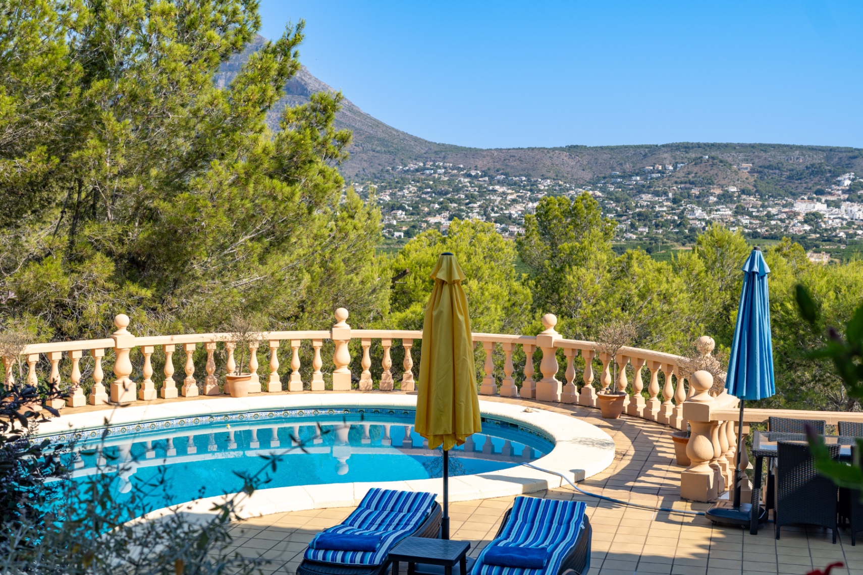     Sea View Villa with Panoramic Montgó Views