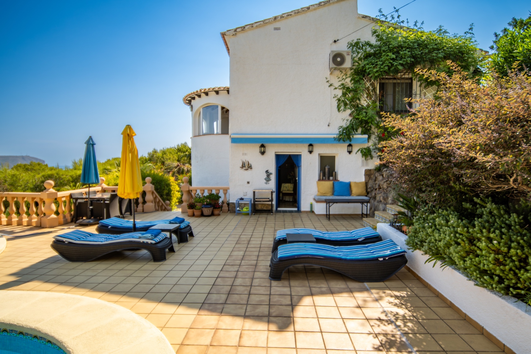     Sea View Villa with Panoramic Montgó Views
