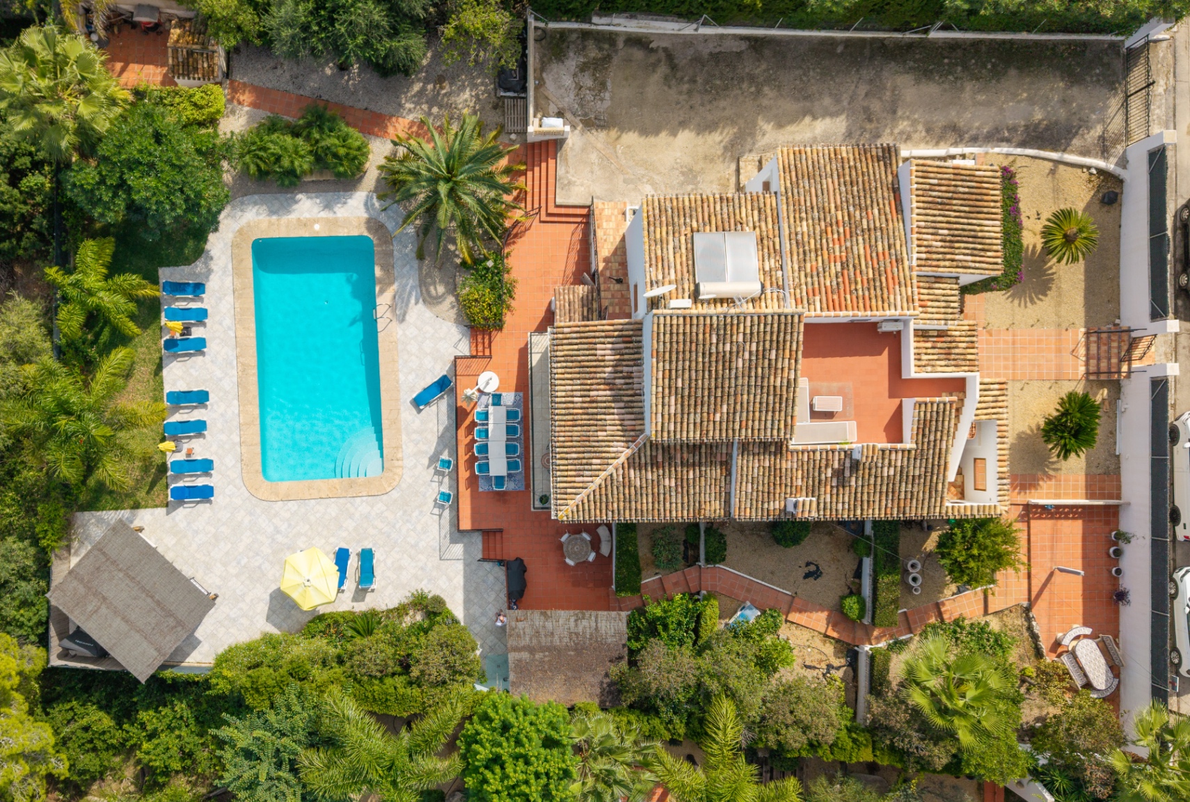 Spacious 5-Bedroom Villa in Adsubia, Jávea with Rental Potential