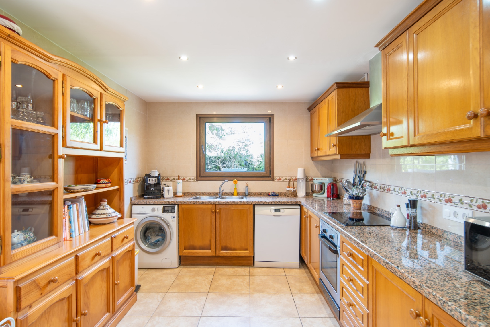 Spacious 5-Bedroom Villa in Adsubia, Jávea with Rental Potential