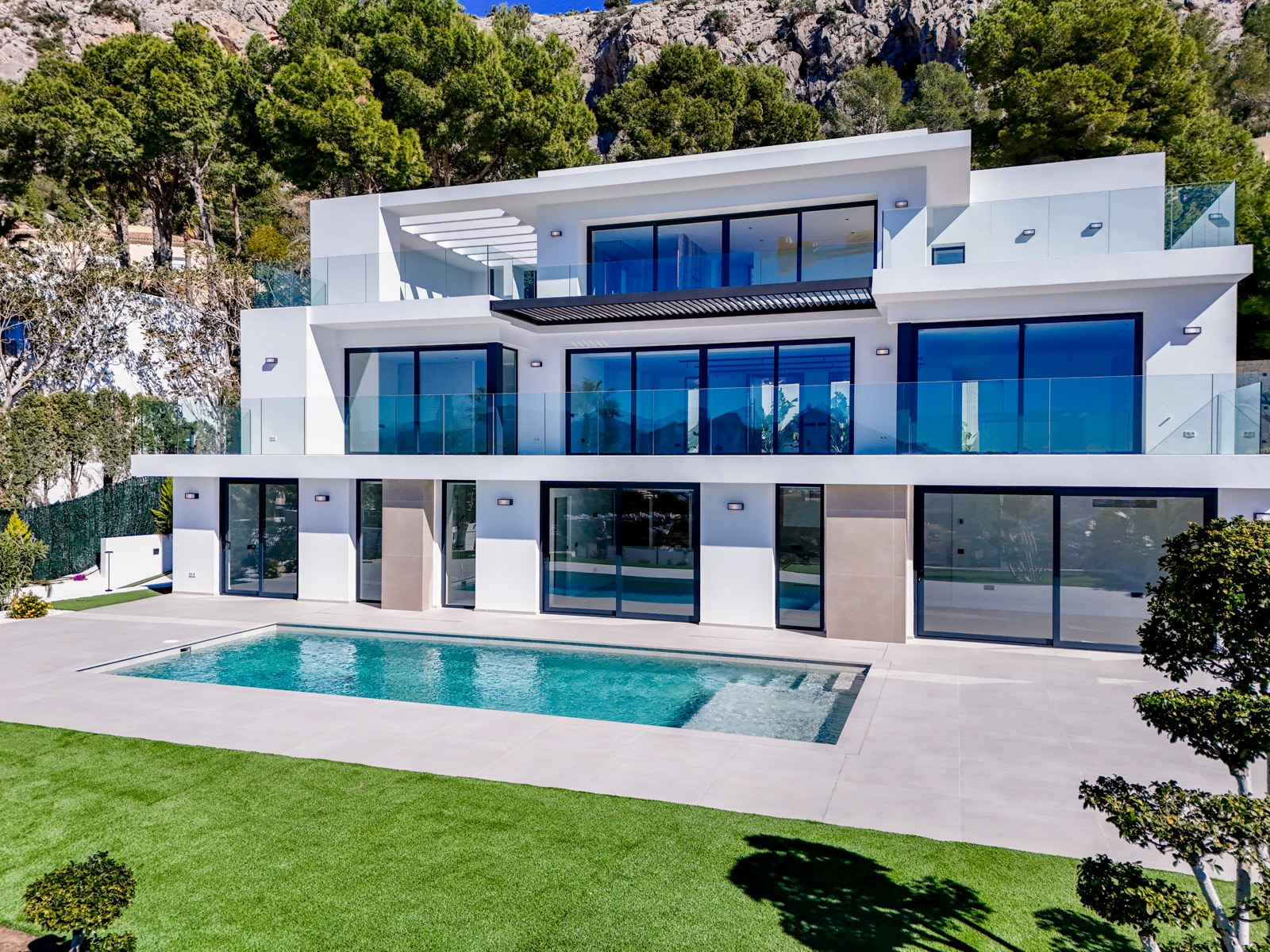 Ta nowoczesna willa znajduje się w Altea Hills, na działce o powierzchni 1000 m², z rozległym widokiem na zatokę Altea. - Imagen 9