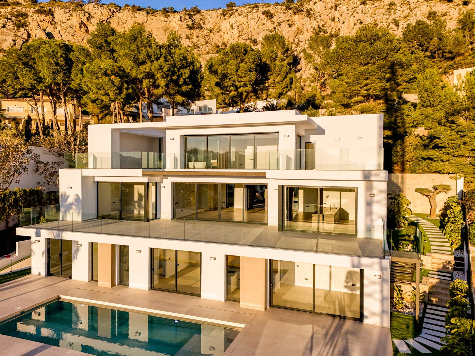 Ta nowoczesna willa znajduje się w Altea Hills, na działce o powierzchni 1000 m², z rozległym widokiem na zatokę Altea. - Imagen 11