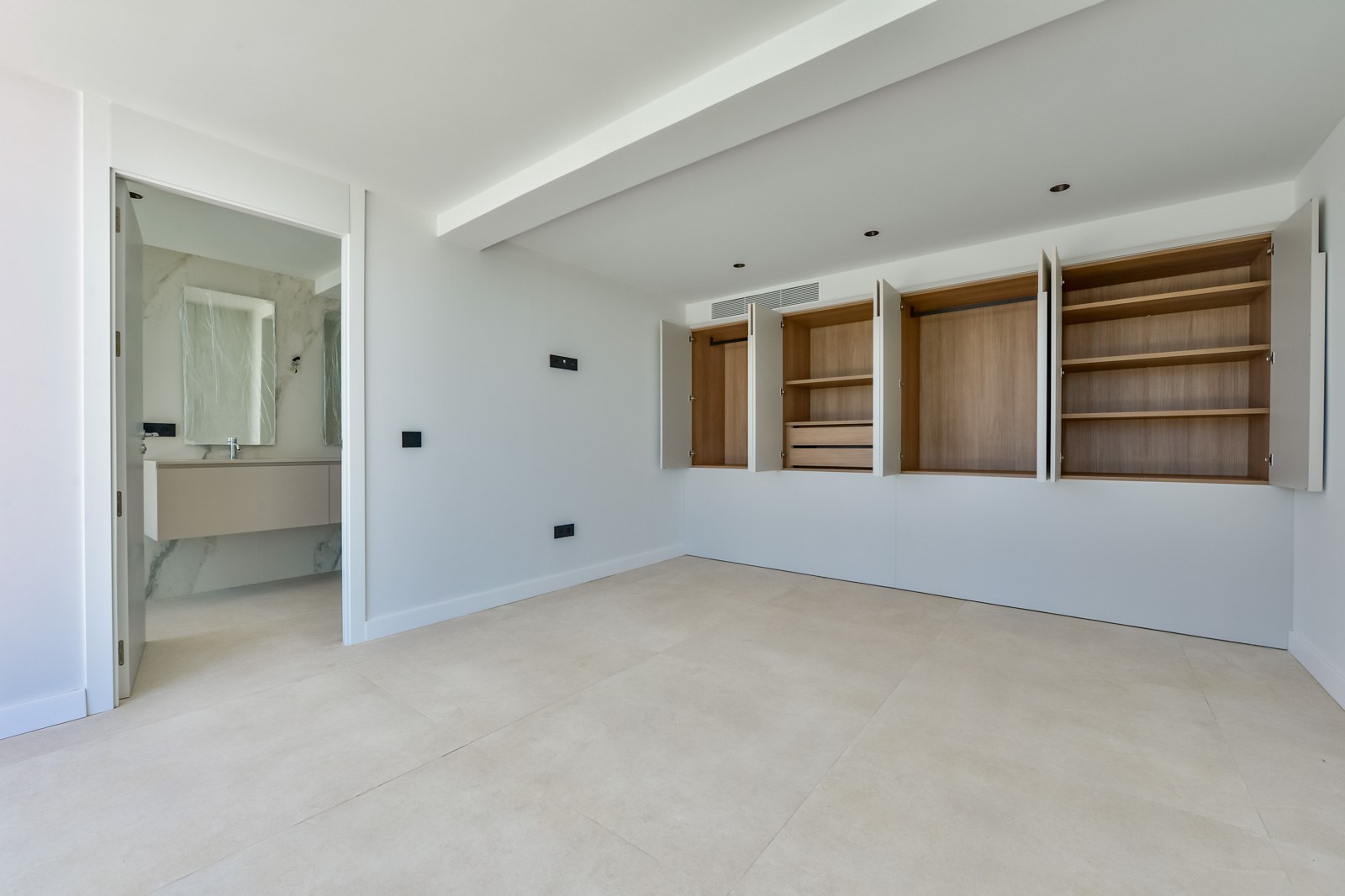 Ta nowoczesna willa znajduje się w Altea Hills, na działce o powierzchni 1000 m², z rozległym widokiem na zatokę Altea. - Imagen 27