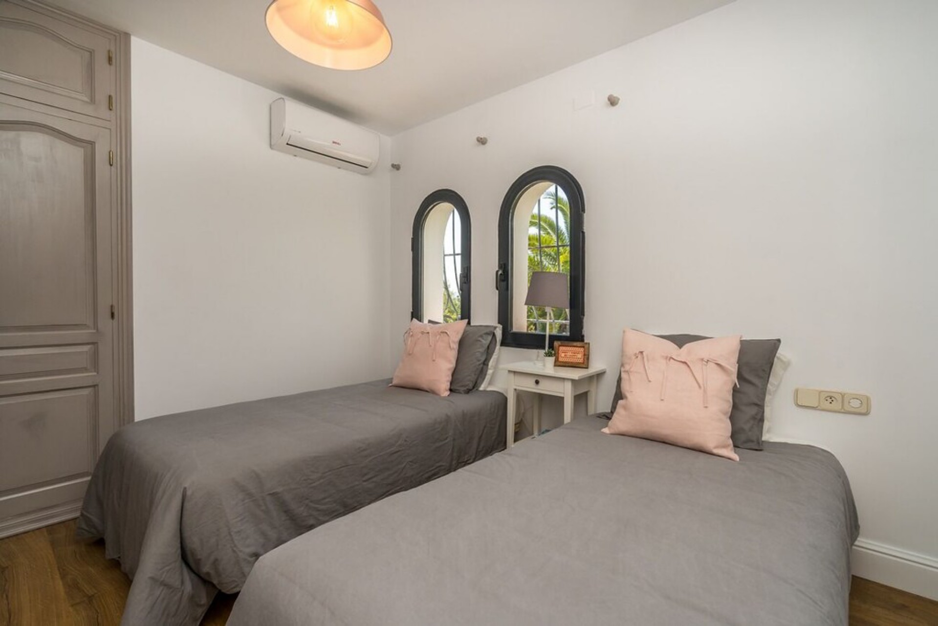 Luxe zes slaapkamer villa te koop op Montgo