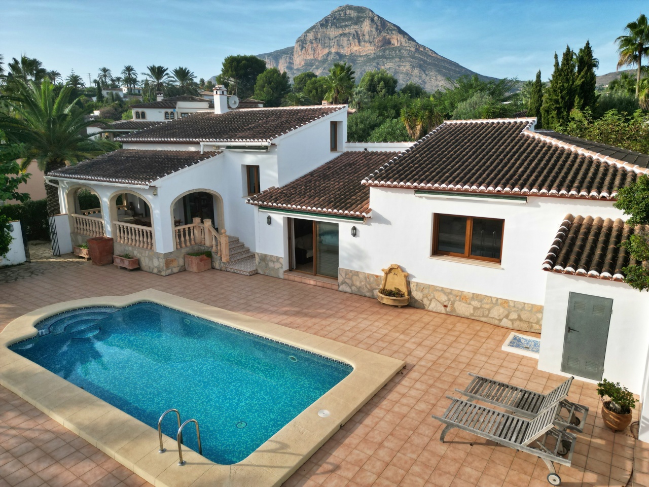 Beautiful 4-Bed Villa for Sale on the Montgo