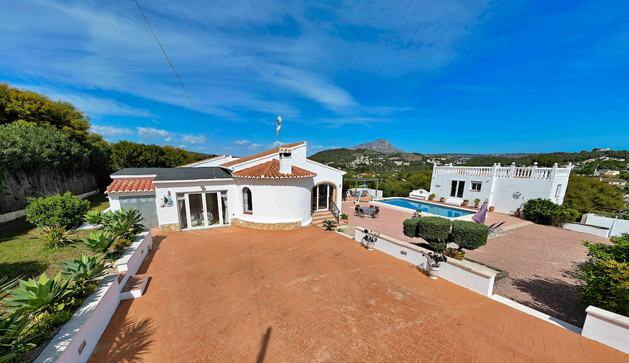 Villa mit herrlicher Aussicht zum Verkauf in der Nähe von Javea's Arenal Beach